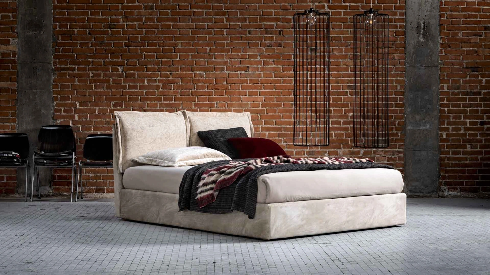 Letto in tessuto imbottito con box contenitore e testiera Gabbana di Veneran