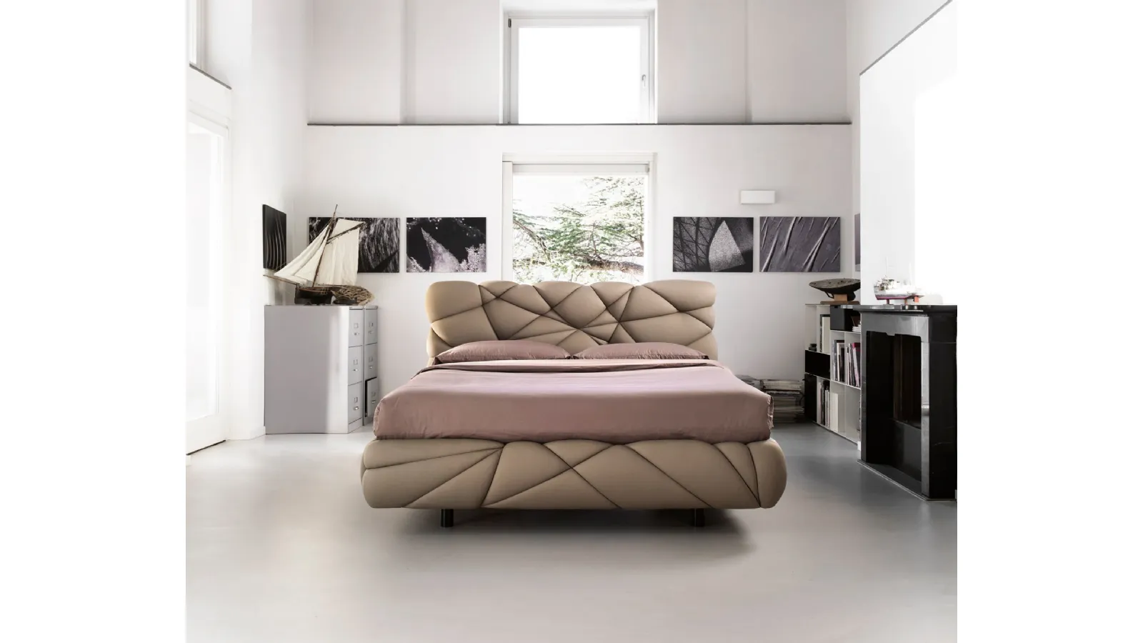 Letto di design imbottito e soffice come una nuvola Marvin di Noctis