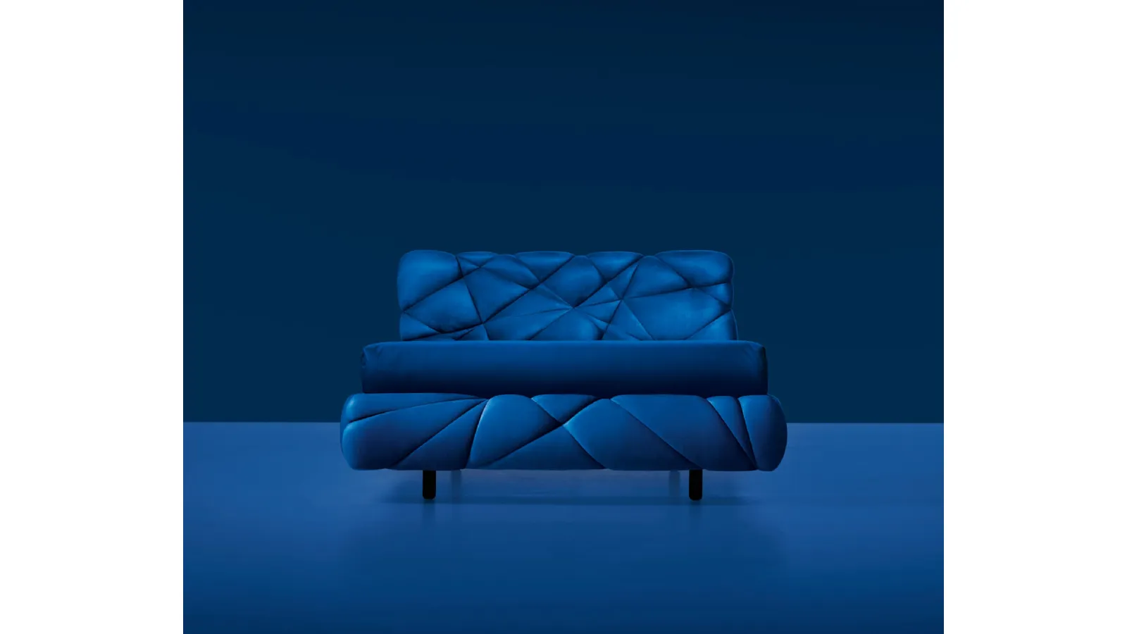 Letto di design imbottito e soffice come una nuvola rivestito con tessuto in Lycra Marvin di Noctis