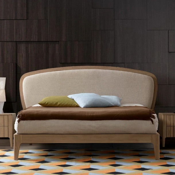 Letto in legno con testiera in tessuto imbottito Battlò di Modesign
