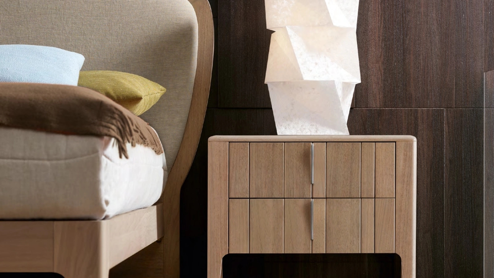 Letto in legno con testiera in tessuto imbottito Battlò di Modesign