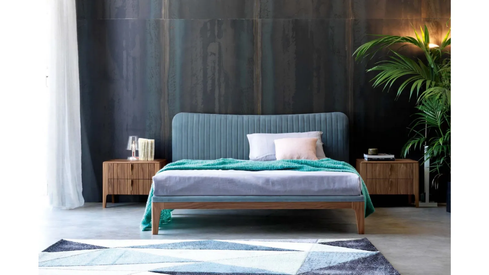 Letto Butterfly in legno con testiera in econabuk di Modesign