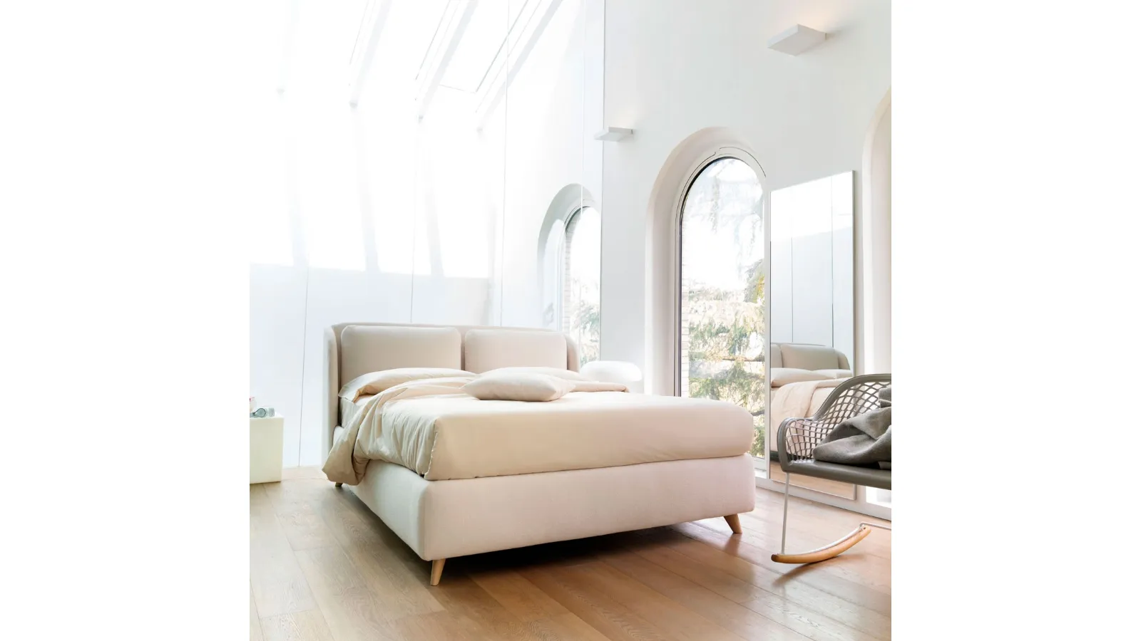 Letto in tessuto con testiera Hello di Noctis