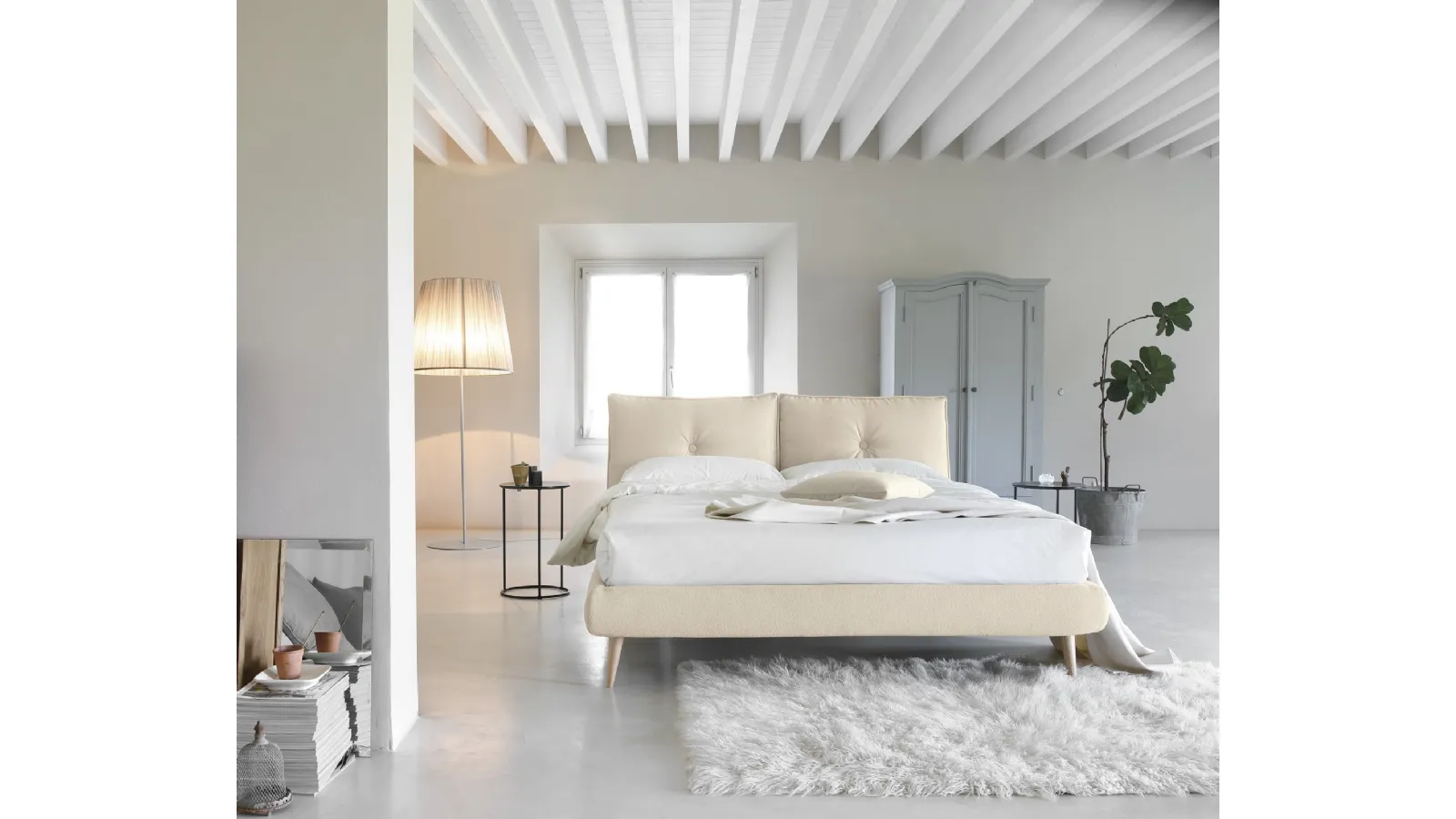 Letto matrimoniale imbottito con testiera So Lively di Noctis