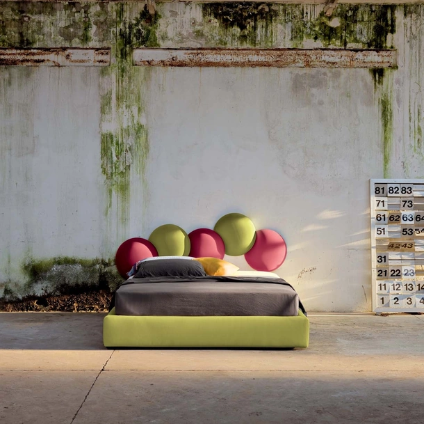 Letto in tessuto con testiera creativa che ricorda le bolle di sapone Buble di Veneran
