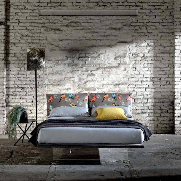 Letto matrimoniale in tessuto con base in plexiglas che lo fa sembrare sospeso Filo di Veneran