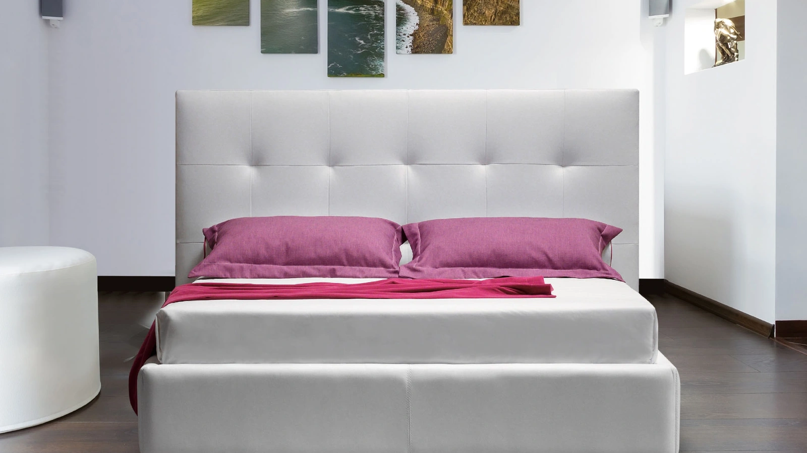 Letto Wall in pelle con testiera trapuntata di Nicoletti Home