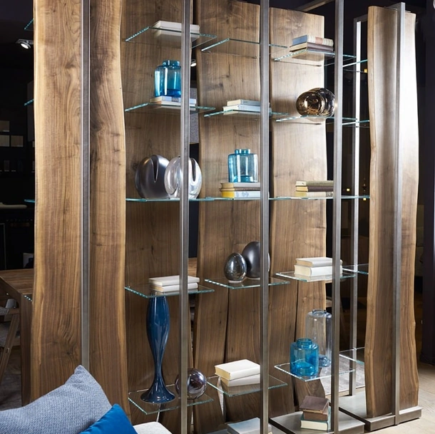 Libreria di design Leonardo in Noce massello con telaio in metallo e ripiani in vetro di Arte Brotto