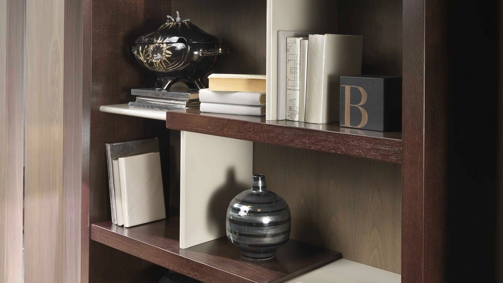Libreria Segreti in Rovere con ripiani laccati di Arte Brotto