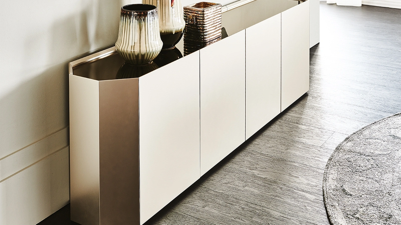 Madia in legno laccato e piano in cristallo Chelsea di Cattelan Italia