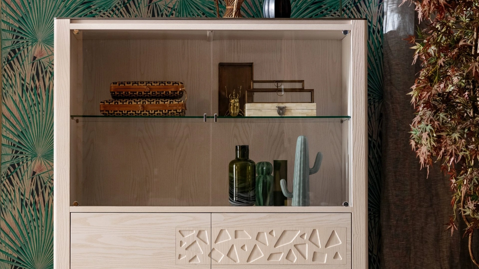 Madia Alta Moon con vetrina e ante in legno decorato di Modo 10