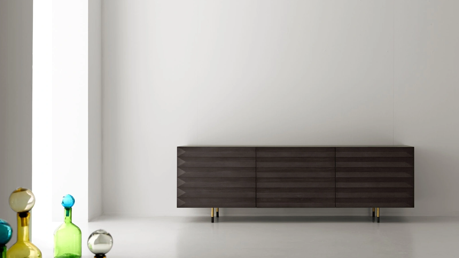 Madia in noce canaletto finitura antracite York di Modesign