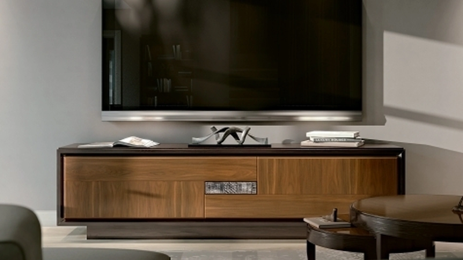 Mobile Porta Tv Segreti S1290 in legno massello con vano nascosto dietro l'intarsio in ceramica artistica di Arte Brotto