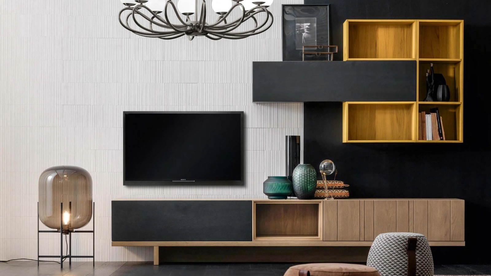 Parete Attrezzata in noce canaletto finitura antracite e giallo Composizione 84 di Modesign