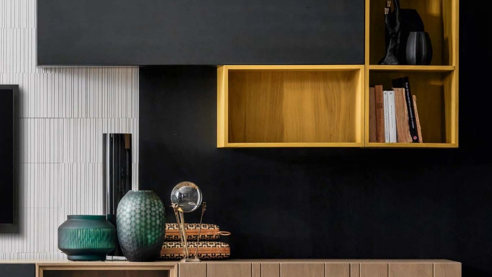Parete Attrezzata in noce canaletto finitura antracite e giallo Domino Componibile 84 di Modesign