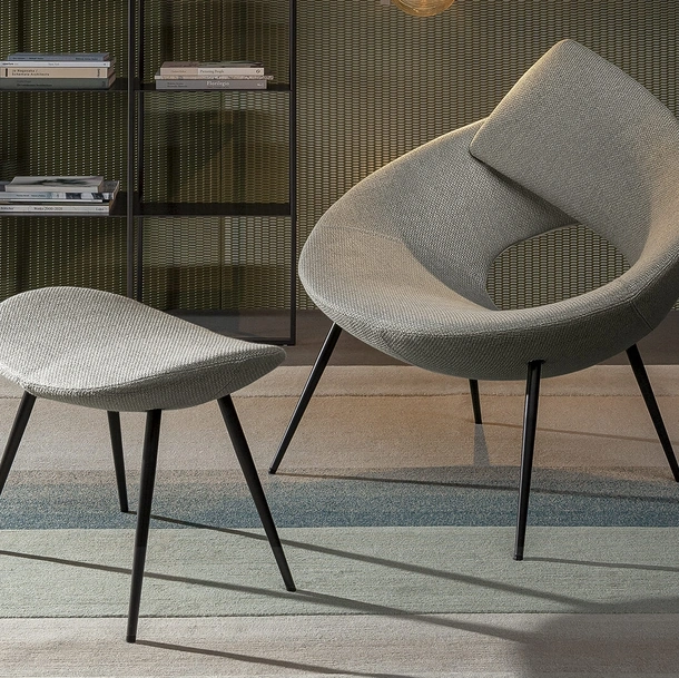 Poltroncina di design in tessuto con gambe in metallo Lock di Bonaldo