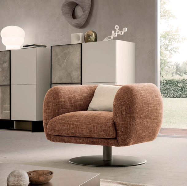 Poltroncina Bali in tessuto imbottito con gamba centrale in metallo di Presotto