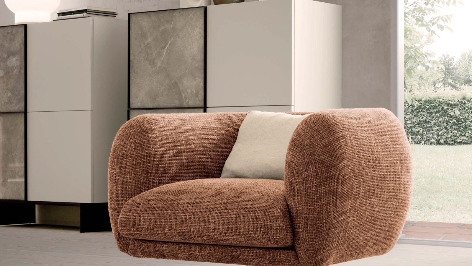 Poltroncina Bali in tessuto imbottito con gamba centrale in metallo di Presotto