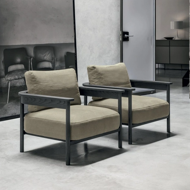 Poltrona Hood in tessuto con struttura in rovere di Tomasella