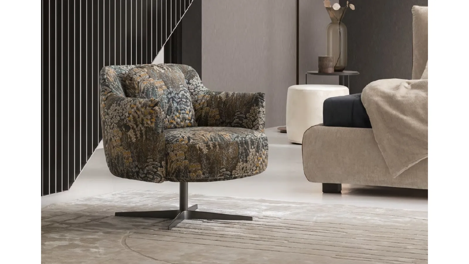 Poltrona girevole in tessuto con motivo floreale Shelley di Le Comfort