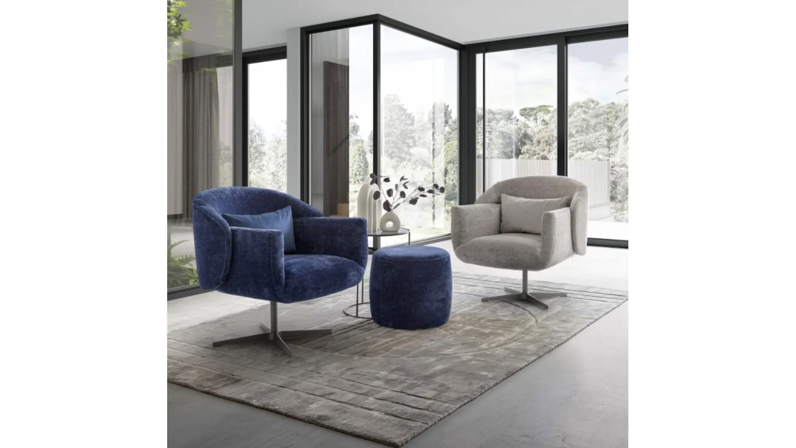 Poltroncina girevole rivestita in velluto Wrap di Le Comfort