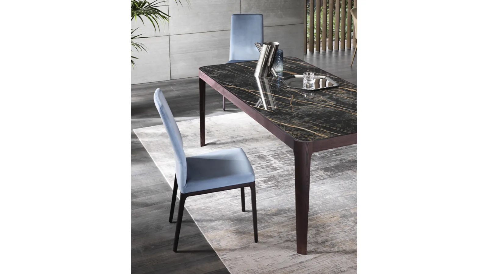 Sedia Brigitte in tessuto imbottito con gambe in legno di Riflessi