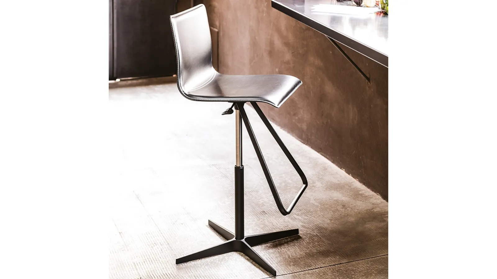 Sgabello in acciaio e cuoio Toto X di Cattelan Italia