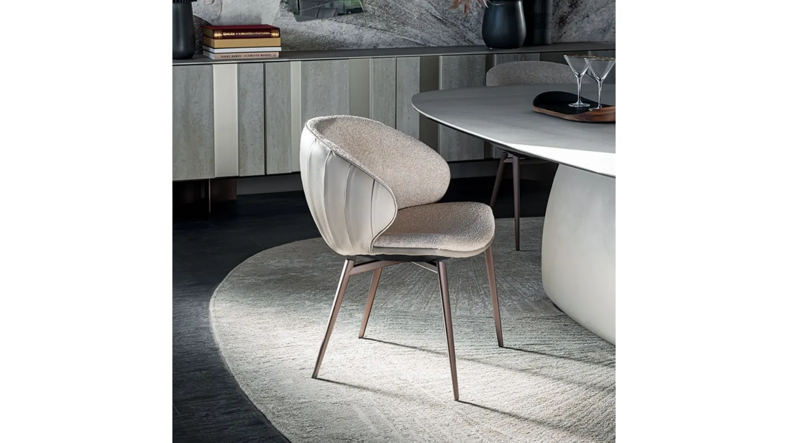 Sedia Charlotte in tessuto e pelle di Cattelan Italia