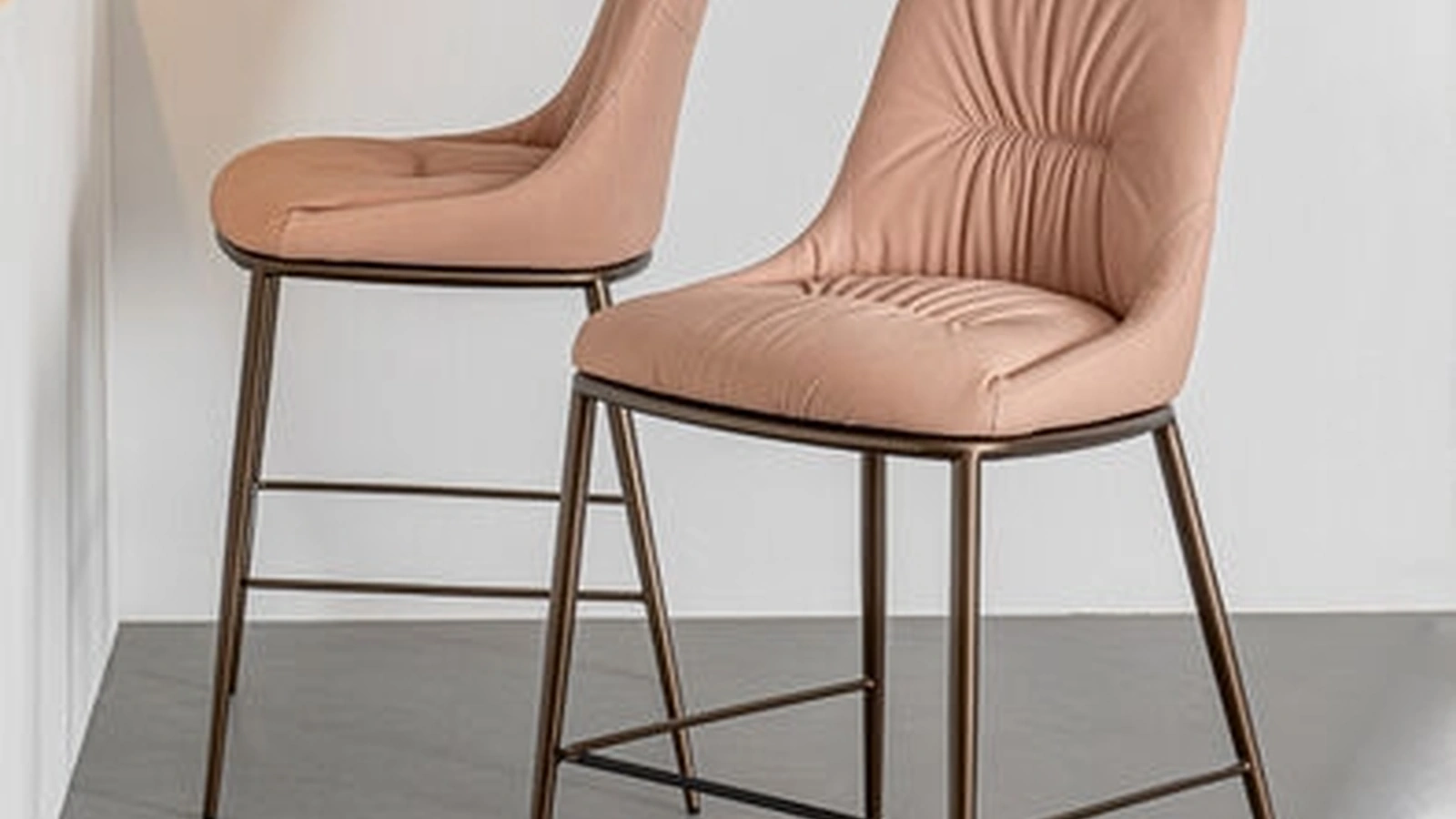 Sgabello Chic in pelle nabuk di Riflessi