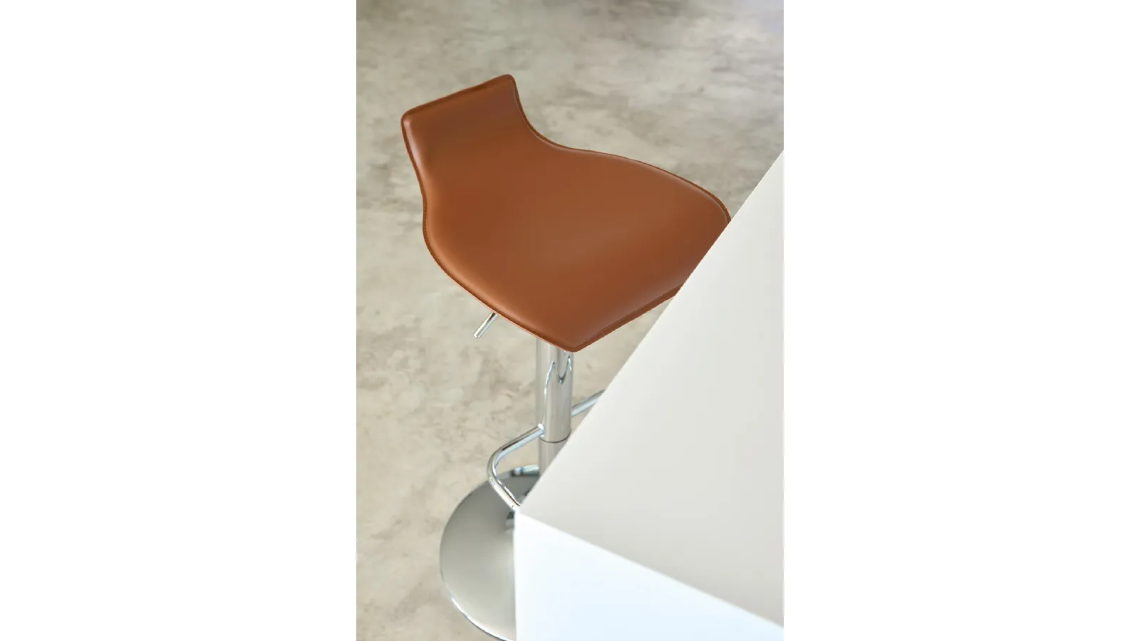 Sgabello Ego SG405gas in cuoio di Friulsedie