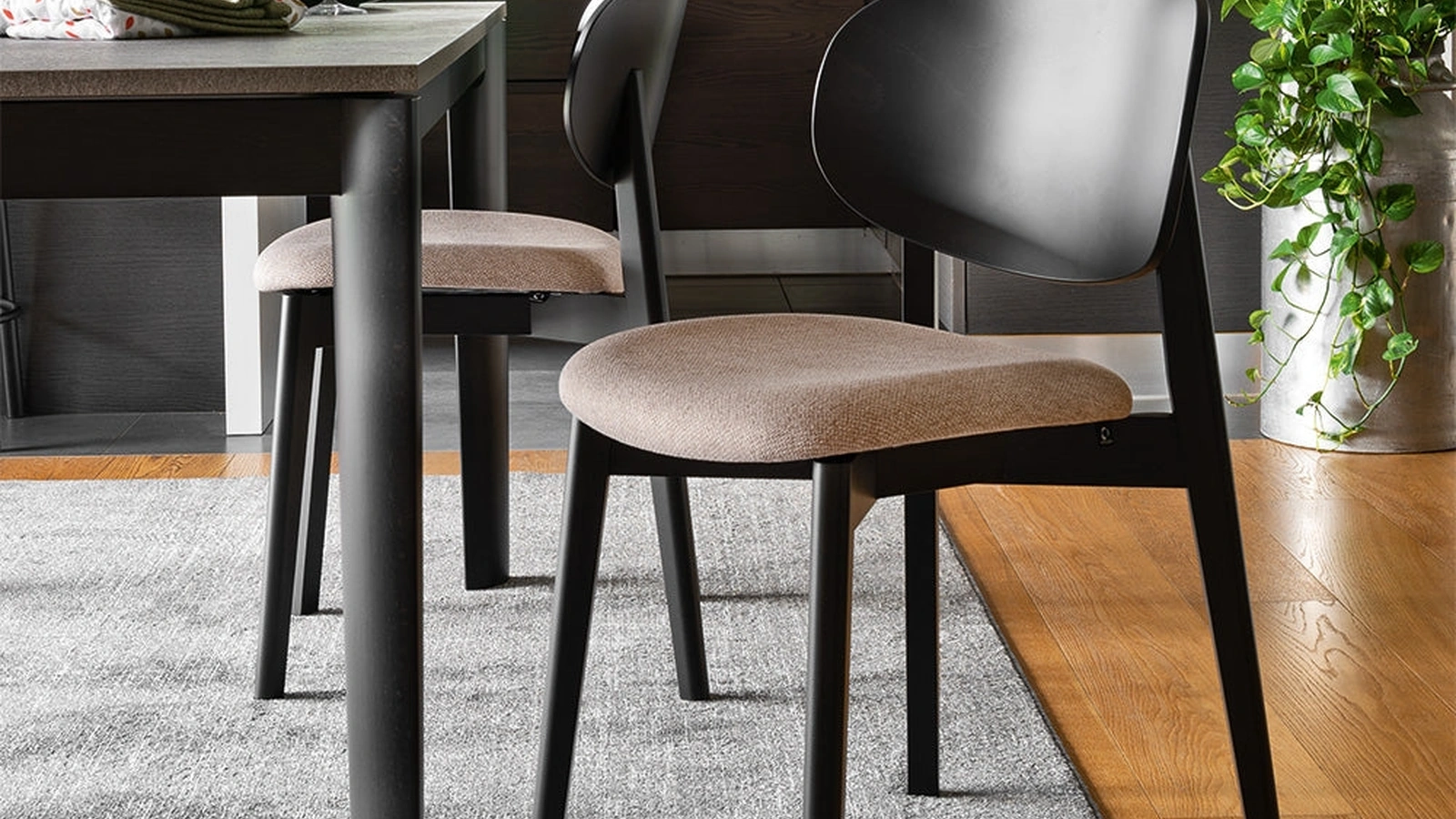 Sedia in legno dal design classico Eide di Connubia