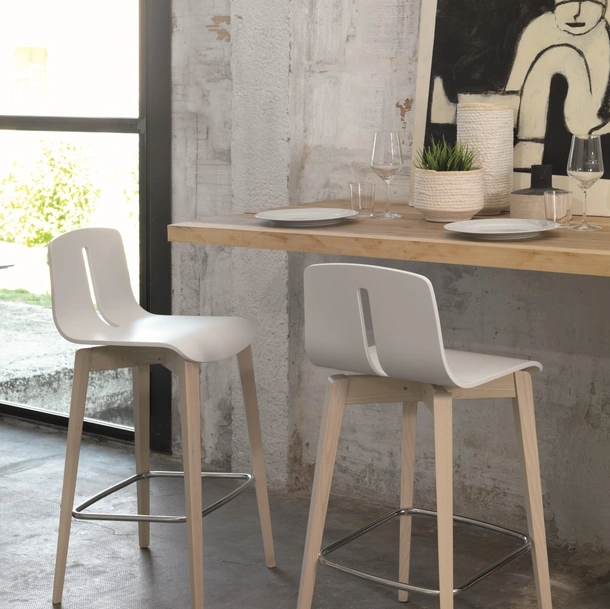 Sgabello Gordon SG140 in legno laccato Bianco e gambe in Frassino di Friulsedie