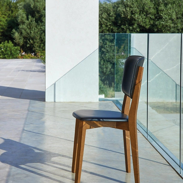 Sedia Lea S143 in cuoio con struttura in Frassino di Friulsedie