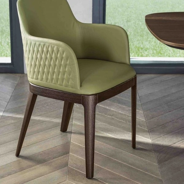 Sedia con braccioli Margot rivestita in pelle trapuntata e base in legno massello di Bontempi