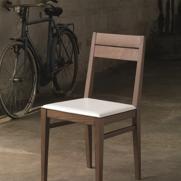 Sedia Nikka S354 in legno di Faggio con seduta in cuoio di Friulsedie