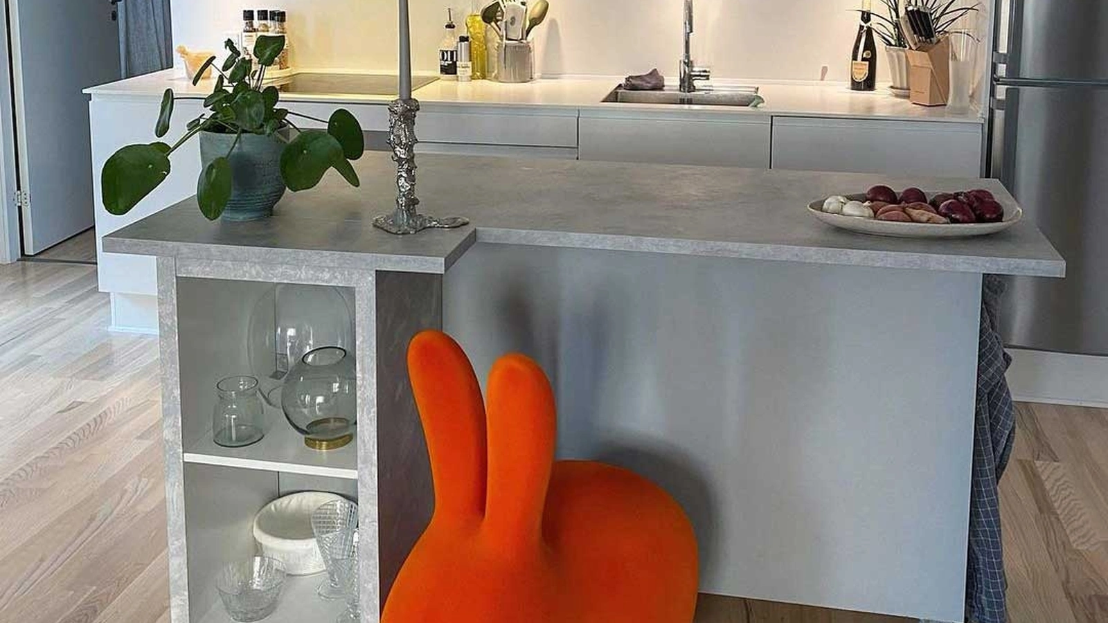 Sedia Rabbit Velvet di Qeeboo