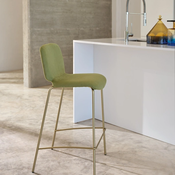 Sgabello Samir SG150 in tessuto imbottito con gambe in metallo di Friulsedie