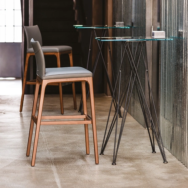 Sgabello in legno con seduta in pelle Arcadia di Cattelan Italia