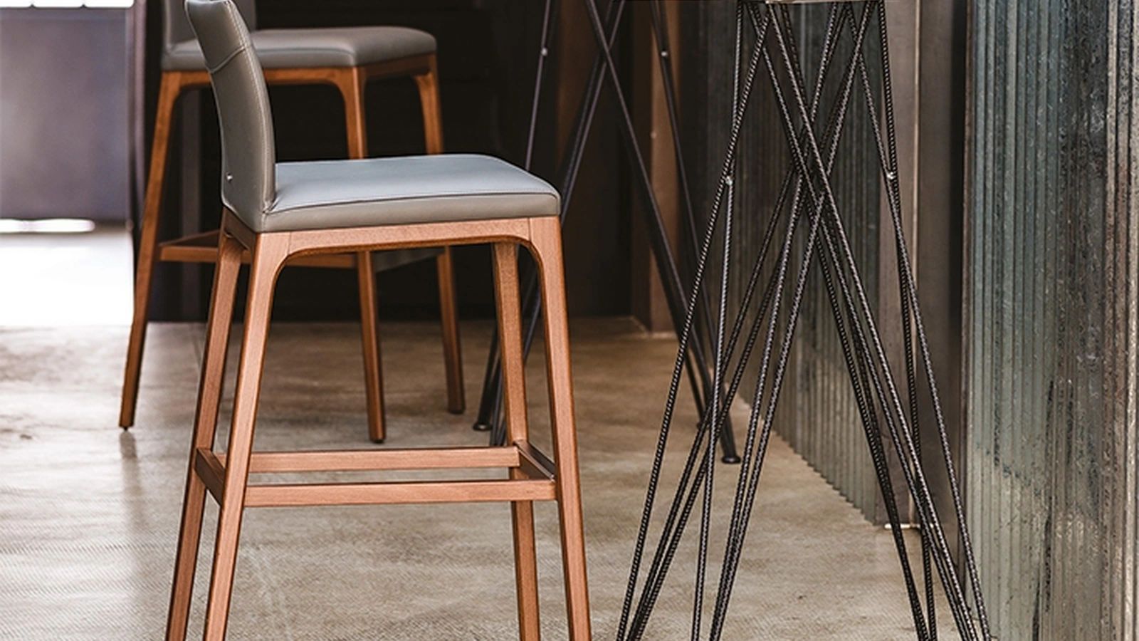 Sgabello in legno con seduta in pelle Arcadia di Cattelan Italia