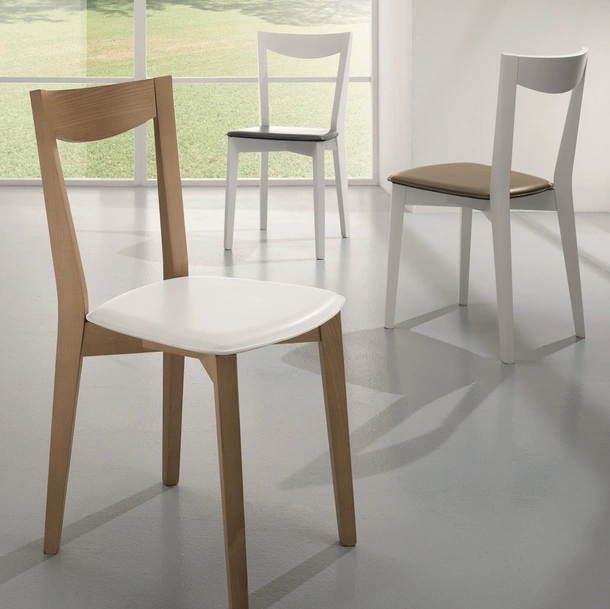 Sedia Smart S124 in legno di Frassino con seduta in cuoio di Friulsedie