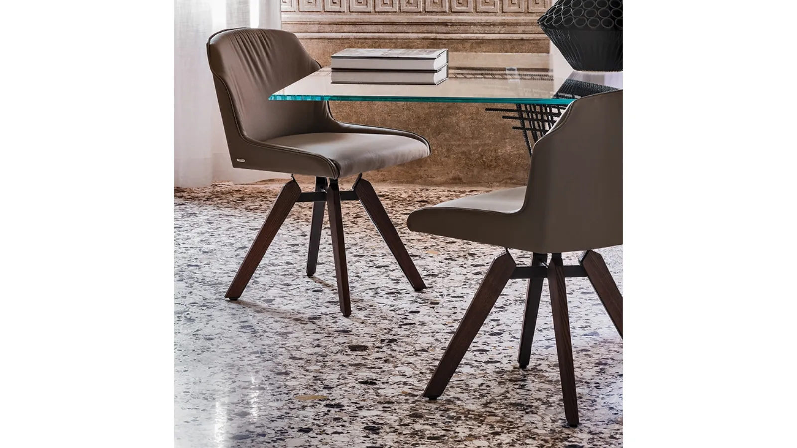 Sedia Tyler in pelle con gambe in legno di Cattelan Italia