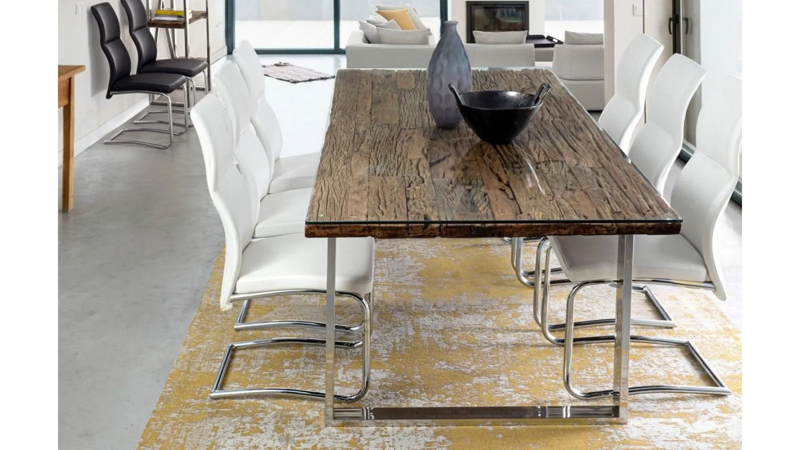 Tavolo Stanton con top in legno riciclato e vetro di Bizzotto
