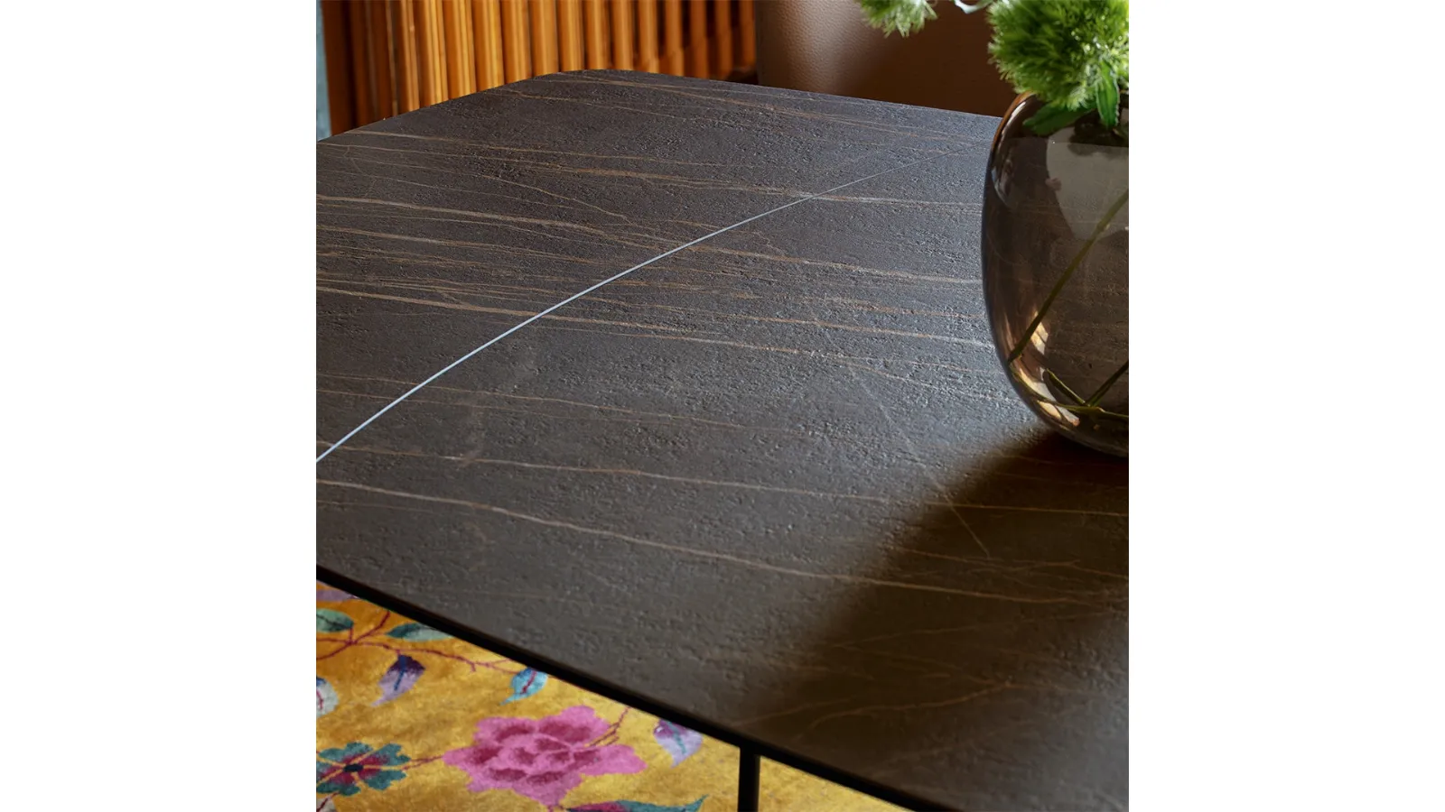 Tavolo Ellisse con top in ceramica e base monolitica in lamiera di Connubia