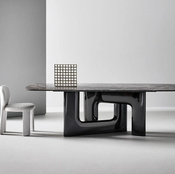 Tavolo di design Liaison con top in marmo e base in poliuretano di Bonaldo