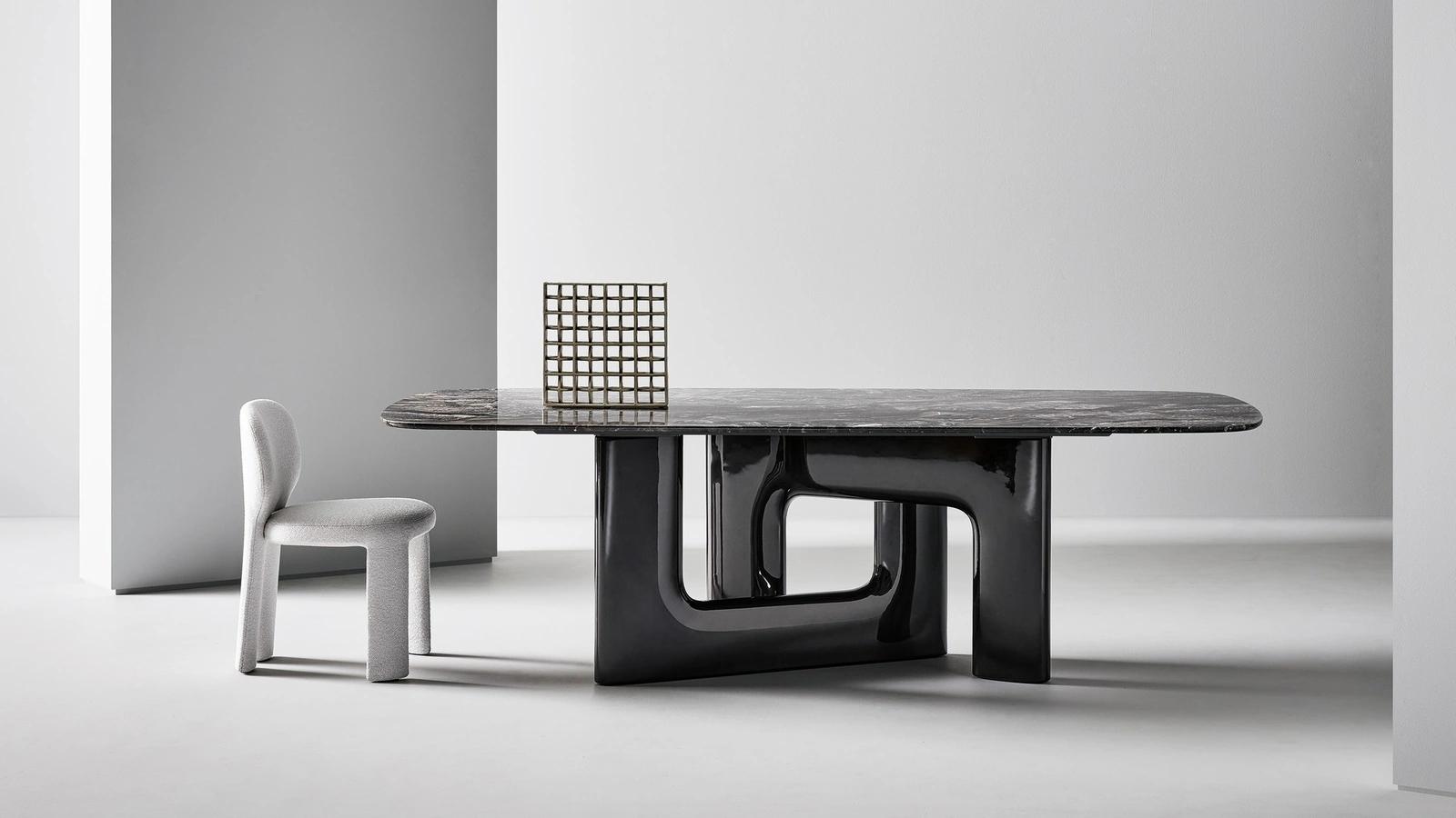 Tavolo di design Liaison con top in marmo e base in poliuretano di Bonaldo