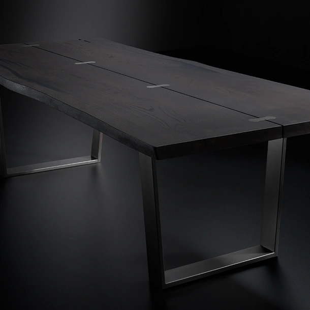 Tavolo Vero Minimal con piano in legno massello e base in metallo di Arte Brotto