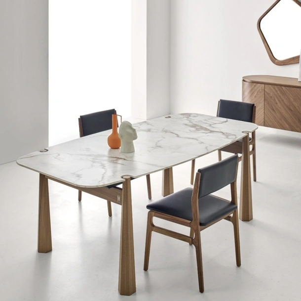 Tavolo York con top in ceramica e gambe in legno di Modesign