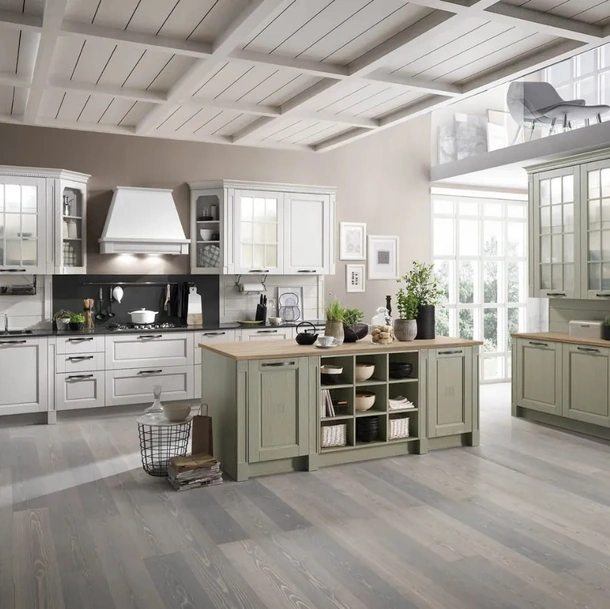 Cucina Classica con isola Virginia v01 in Frassino finitura Perla e Verde Salvia di Stosa