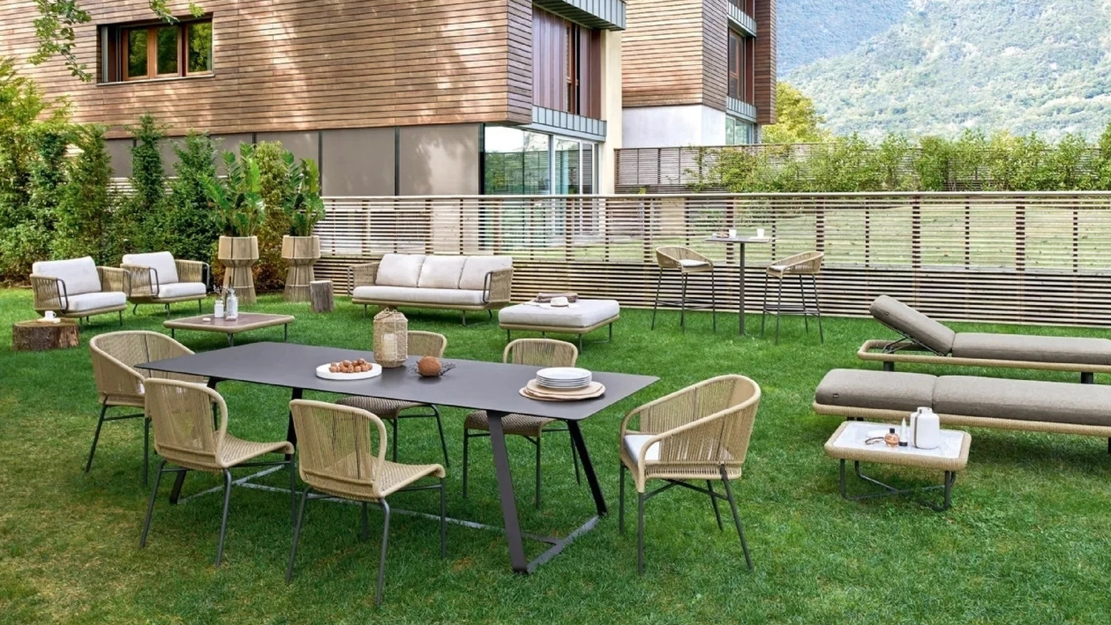 Arredo da esterno Cricket con struttura in alluminio verniciato e intreccio in fibra sintetica di Varaschin