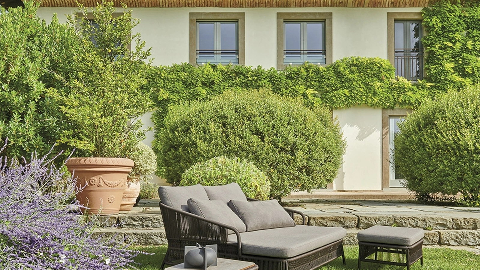 Divano Cricket Daybed Compact con pouf e tavolino in alluminio rivestito in fibra sintetica intrecciata a mano e cuscini in tessuto imbottito di Varaschin